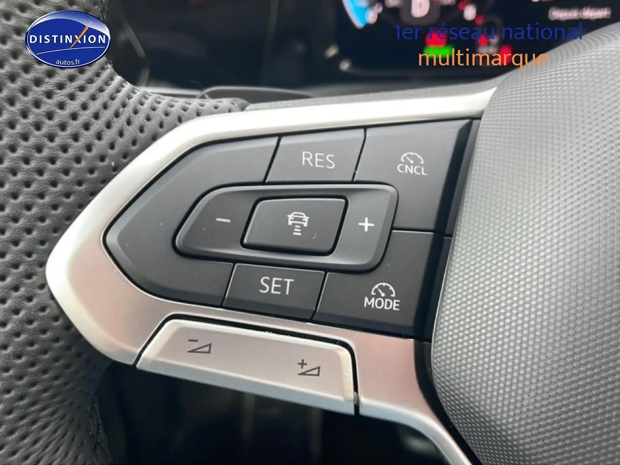 Gros plan sur les commandes du volant cuir perforé d’une Volkswagen Golf noire, version R-Line 2026.