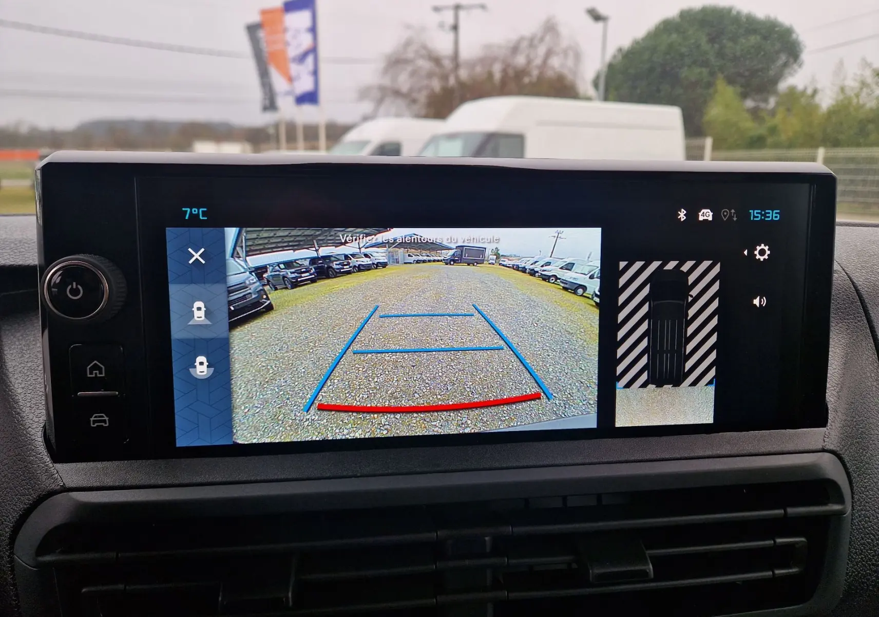 Écran central montrant la caméra de recul du Citroën Jumpy Cabine Approfondie gris titane, vue arrière avec lignes de guidage.