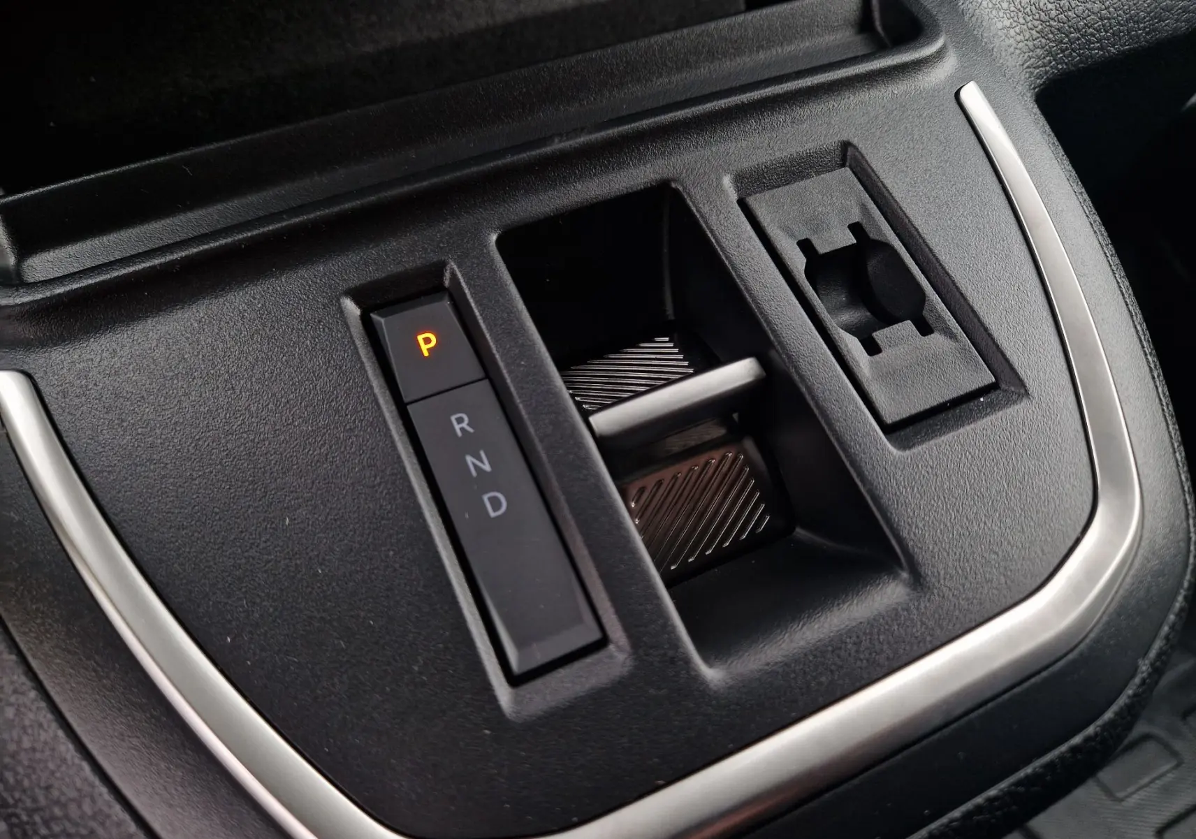 Gros plan sur la commande de boîte automatique en position parking du Citroën Jumpy Cabine Approfondie gris titane, intérieur noir.