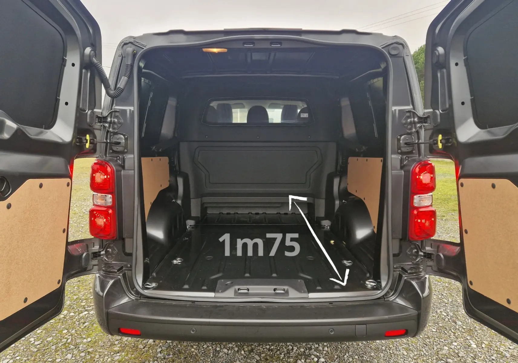 Vue arrière ouverte du Citroën Jumpy Cabine Approfondie gris titane, montrant l’espace de chargement avec indication 1m75.