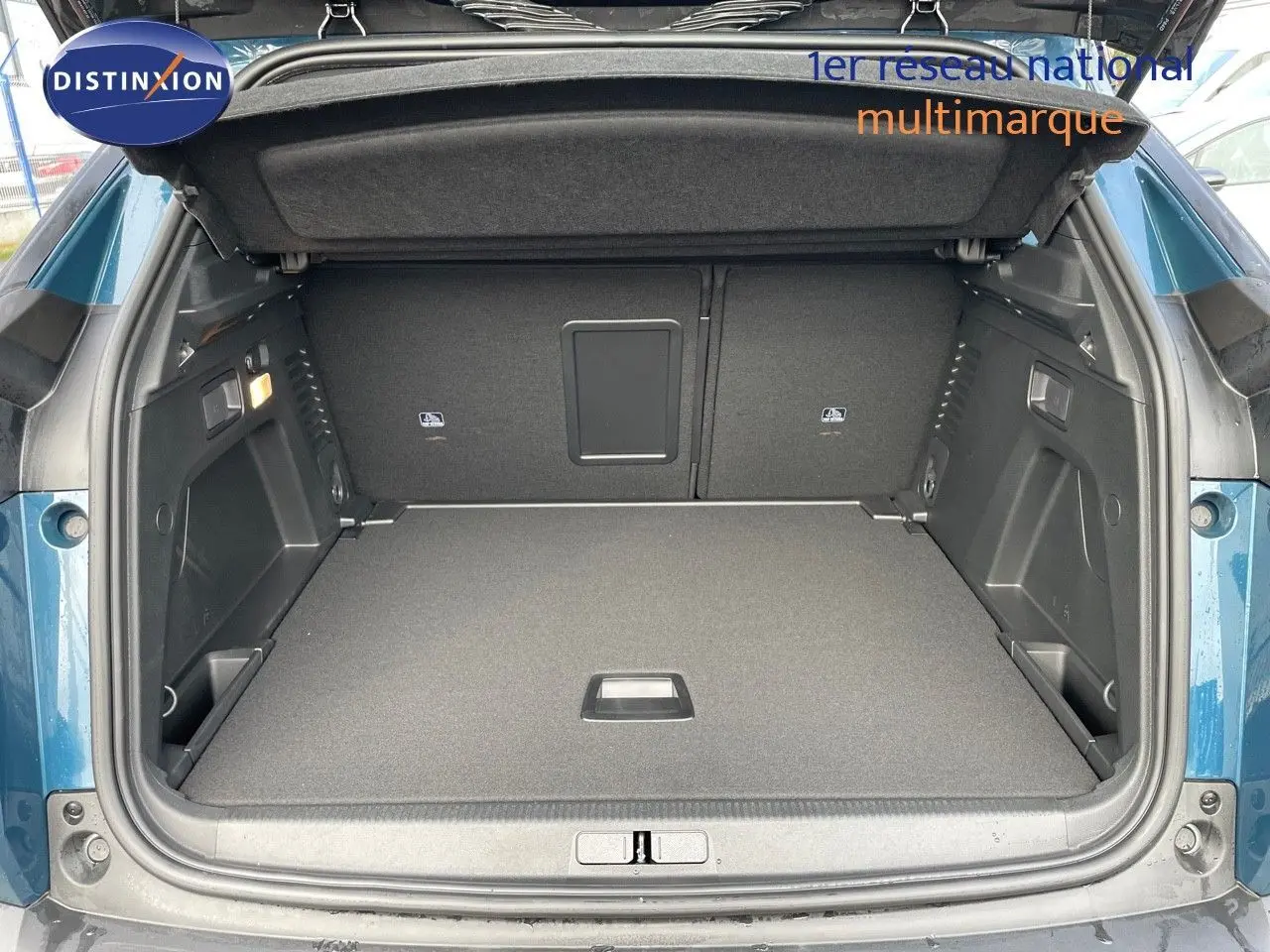 Coffre ouvert du Peugeot 3008 bleu Célèbes Métal, vue arrière montrant l'espace de chargement vide et les finitions intérieures.