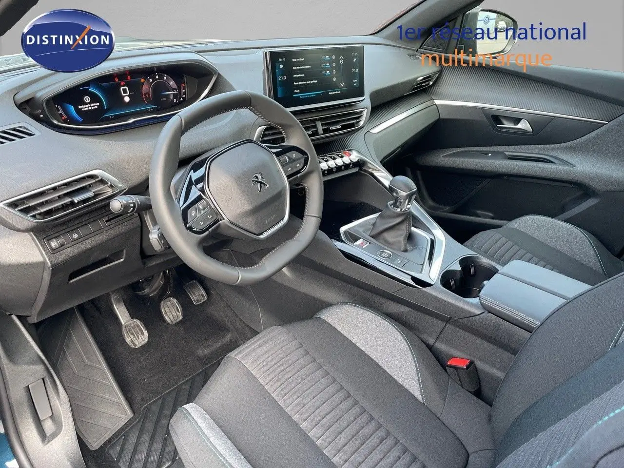 Vue intérieure côté conducteur du Peugeot 3008 2023, mettant en valeur le volant compact, la boîte manuelle et les sièges tissu gris noir.