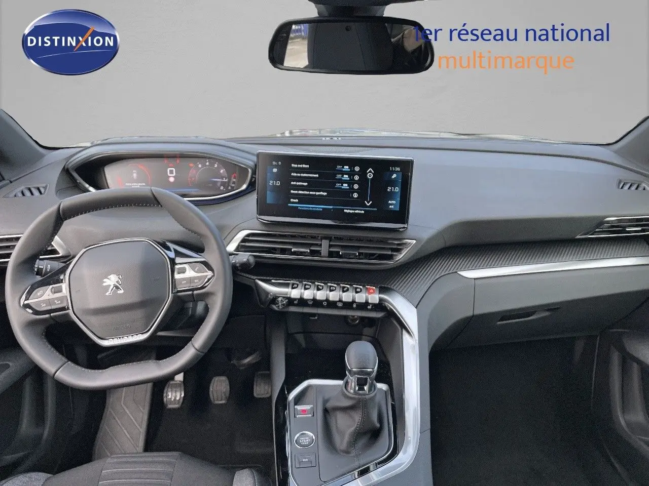 Vue intérieure du tableau de bord et volant de la Peugeot 3008 bleu Celebes, avec écran tactile et boîte manuelle.