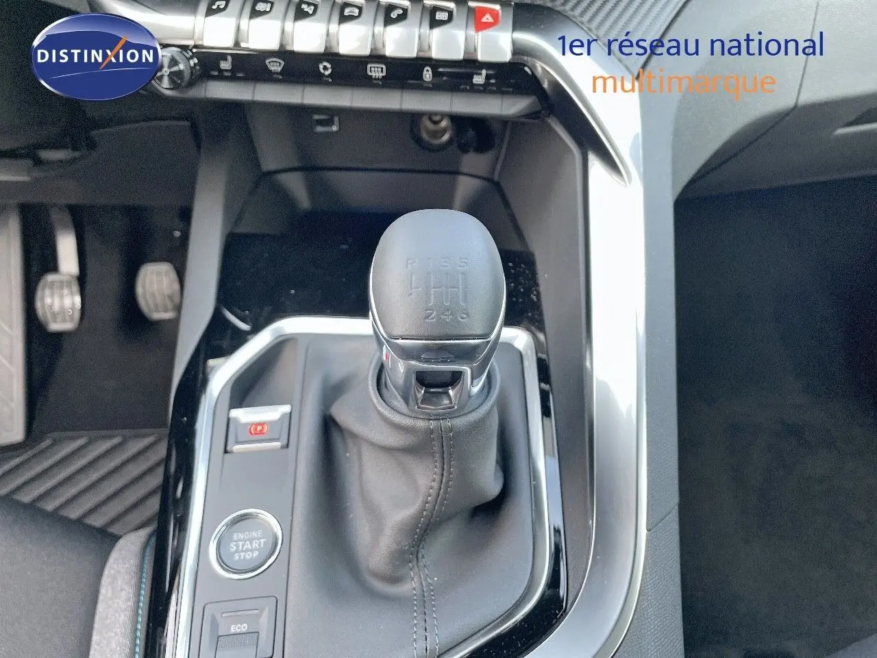 Gros plan sur le levier de vitesses manuel et la console centrale intérieure du Peugeot 3008 2023.