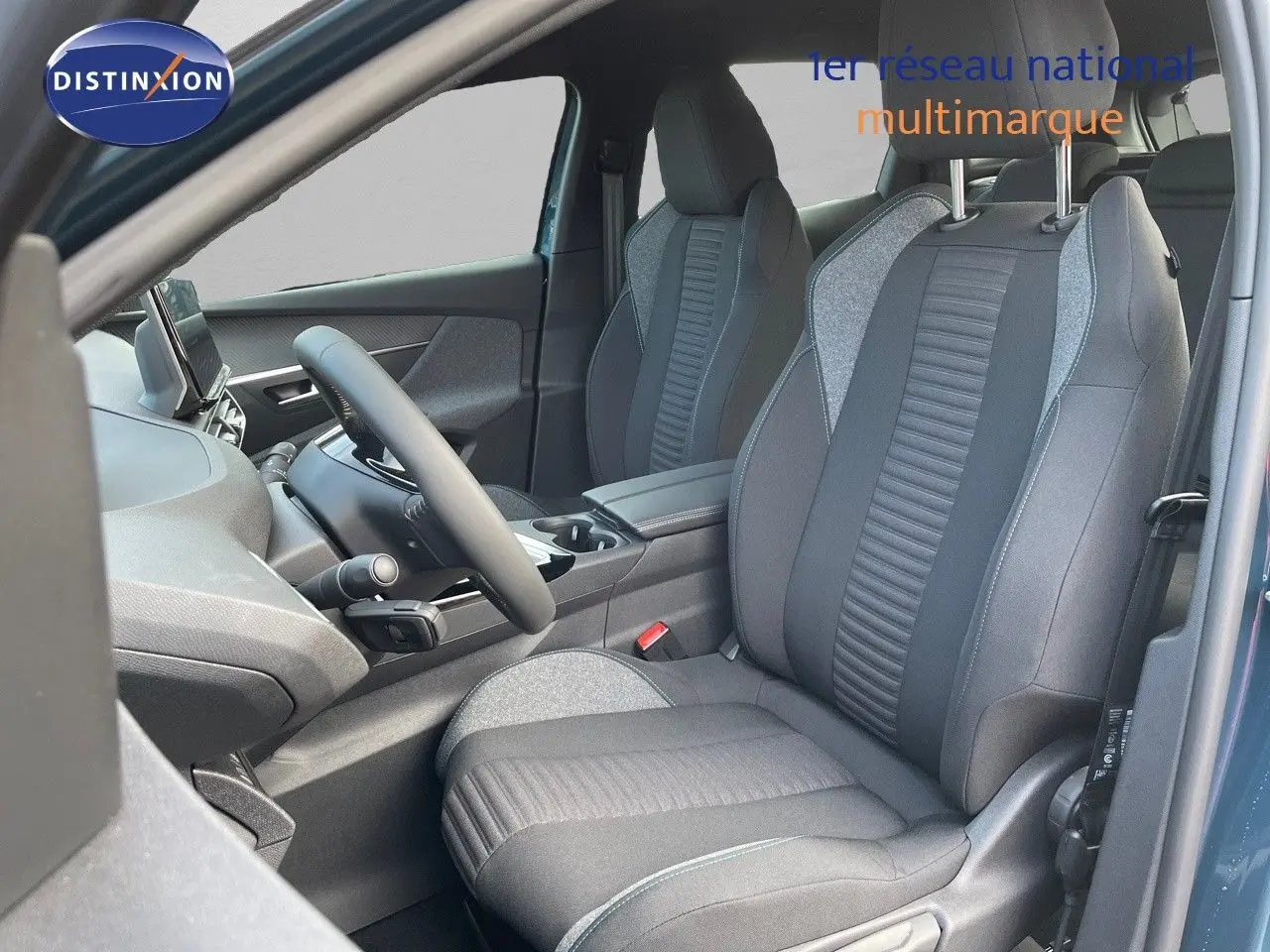 Intérieur du Peugeot 3008 2023 en bleu Celebes Metal, vue côté conducteur sur les sièges gris et tableau de bord.
