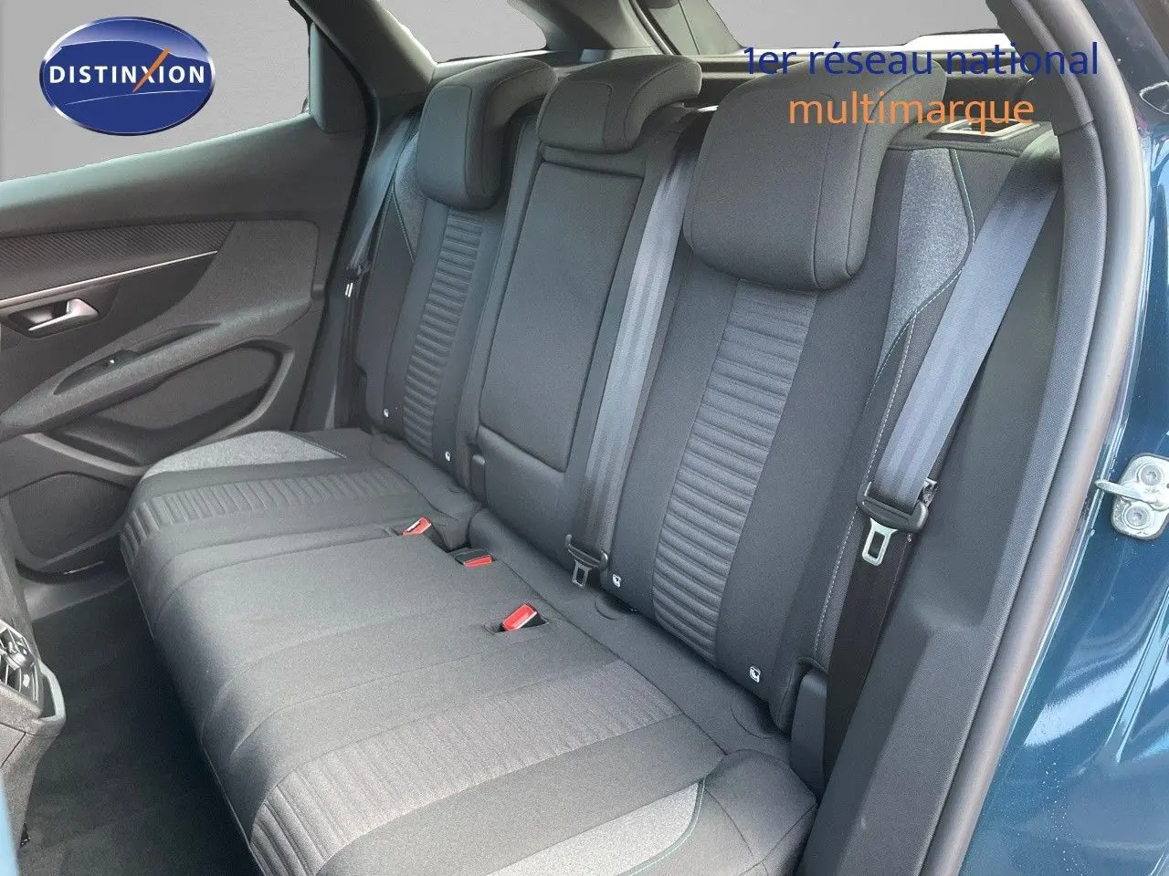 Vue latérale droite de l'intérieur arrière du Peugeot 3008 bleu Celebes Metal, montrant les sièges en tissu gris et noir.