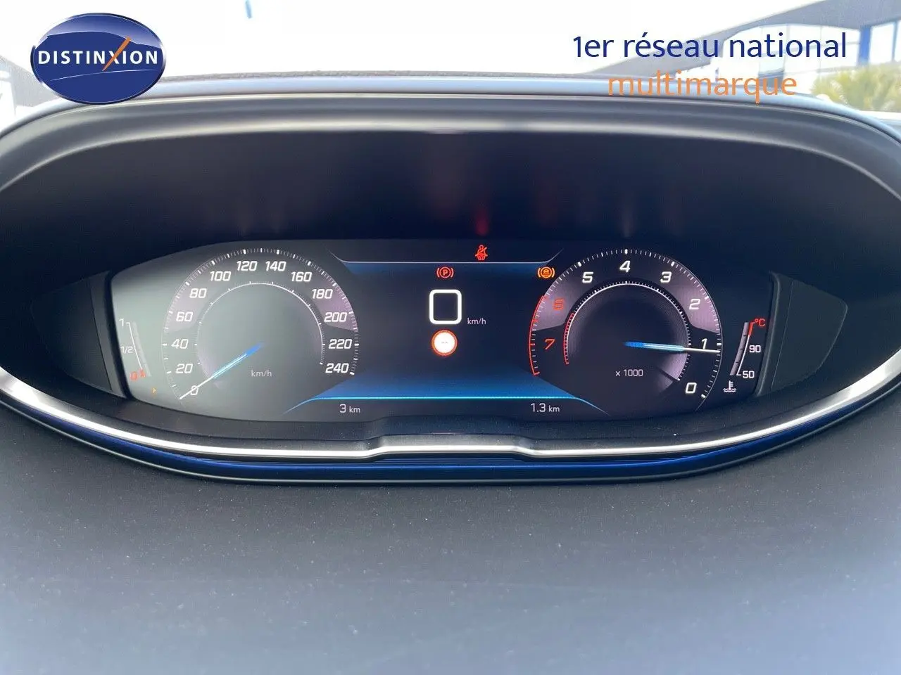 Tableau de bord numérique du Peugeot 3008 bleu Célebès Metal 2023 affichant vitesse et compte-tours.