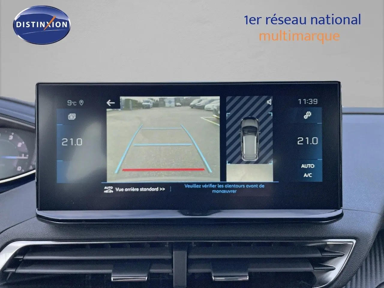 Écran central du Peugeot 3008 bleu, affichant la caméra de recul et la température intérieure à 21°C.