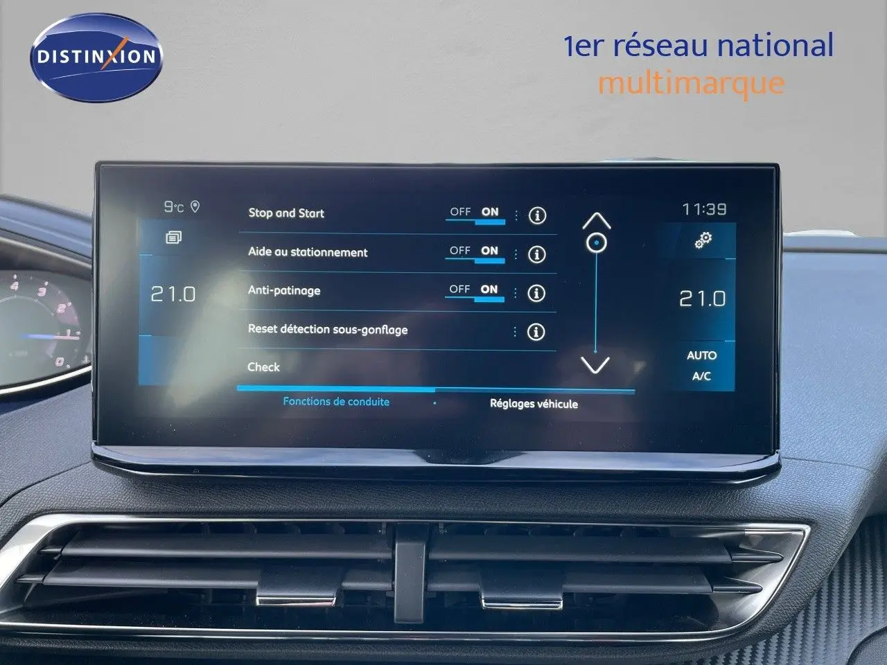 Écran tactile central du tableau de bord du Peugeot 3008 bleu Célèbes métal, affichant les réglages d’aide à la conduite.