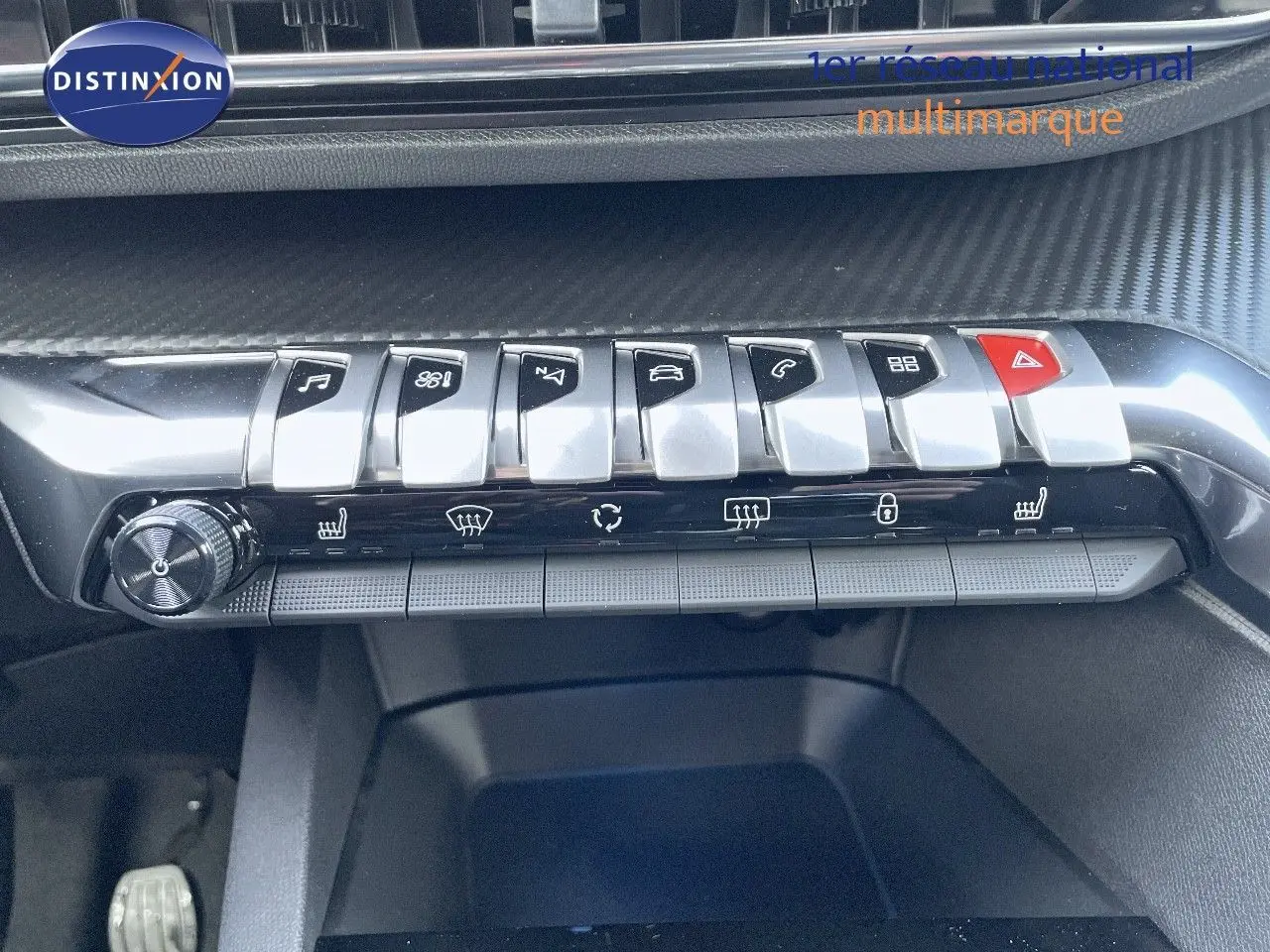 Gros plan sur la console centrale du Peugeot 3008 bleu Célèbes Métal 2023, montrant les boutons de commande et réglages.
