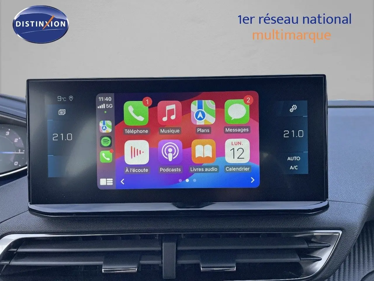 Écran tactile central affichant les applications multimédia dans l'habitacle du Peugeot 3008 2023.