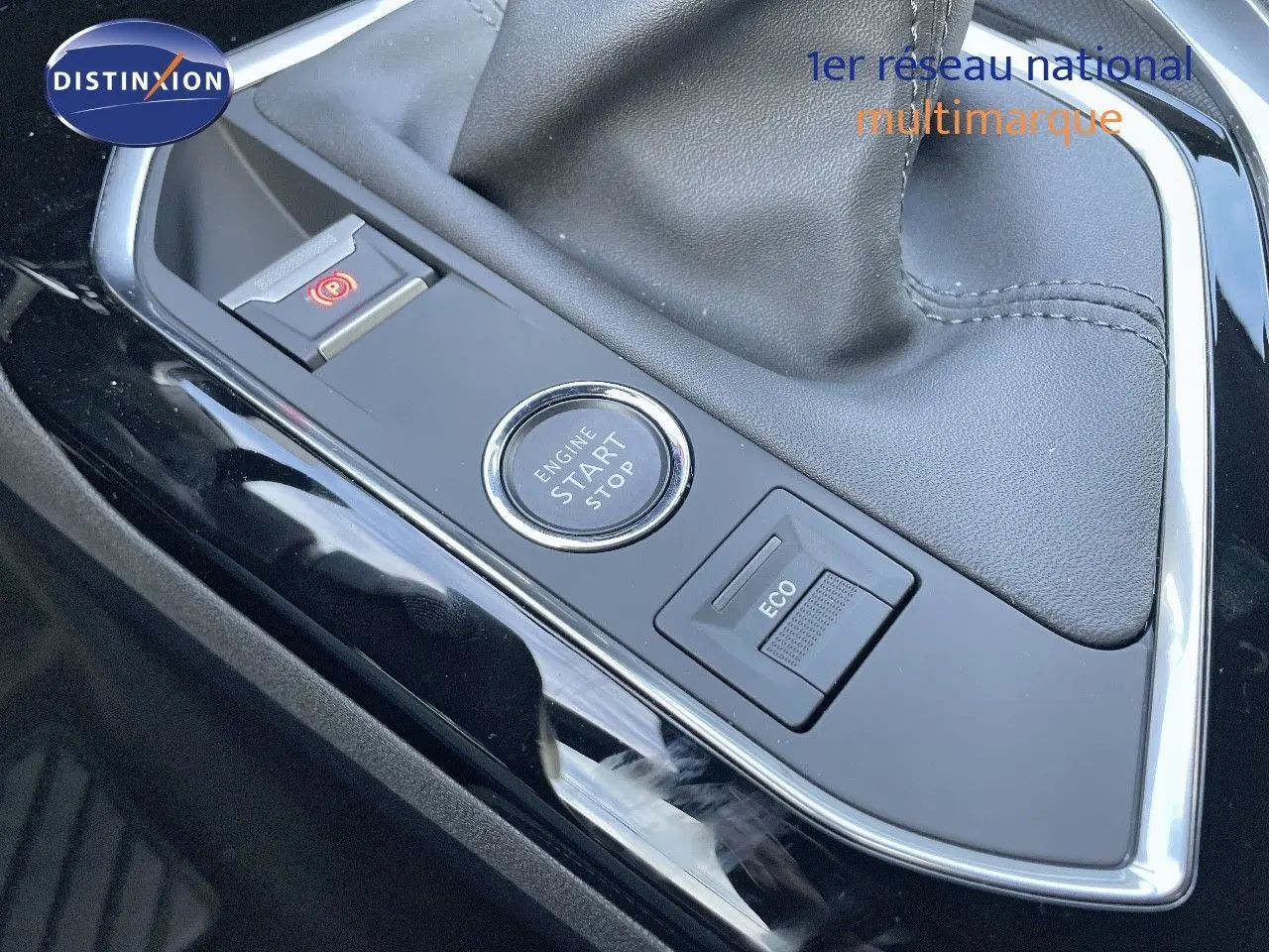 Gros plan sur la console centrale noire du Peugeot 3008 2023 avec bouton start/stop et mode ECO visible.