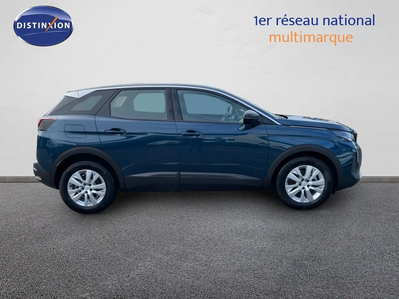 Profil latéral droit d'un Peugeot 3008 bleu Célèbes métal 2023, finition Active Pack, sur fond neutre.