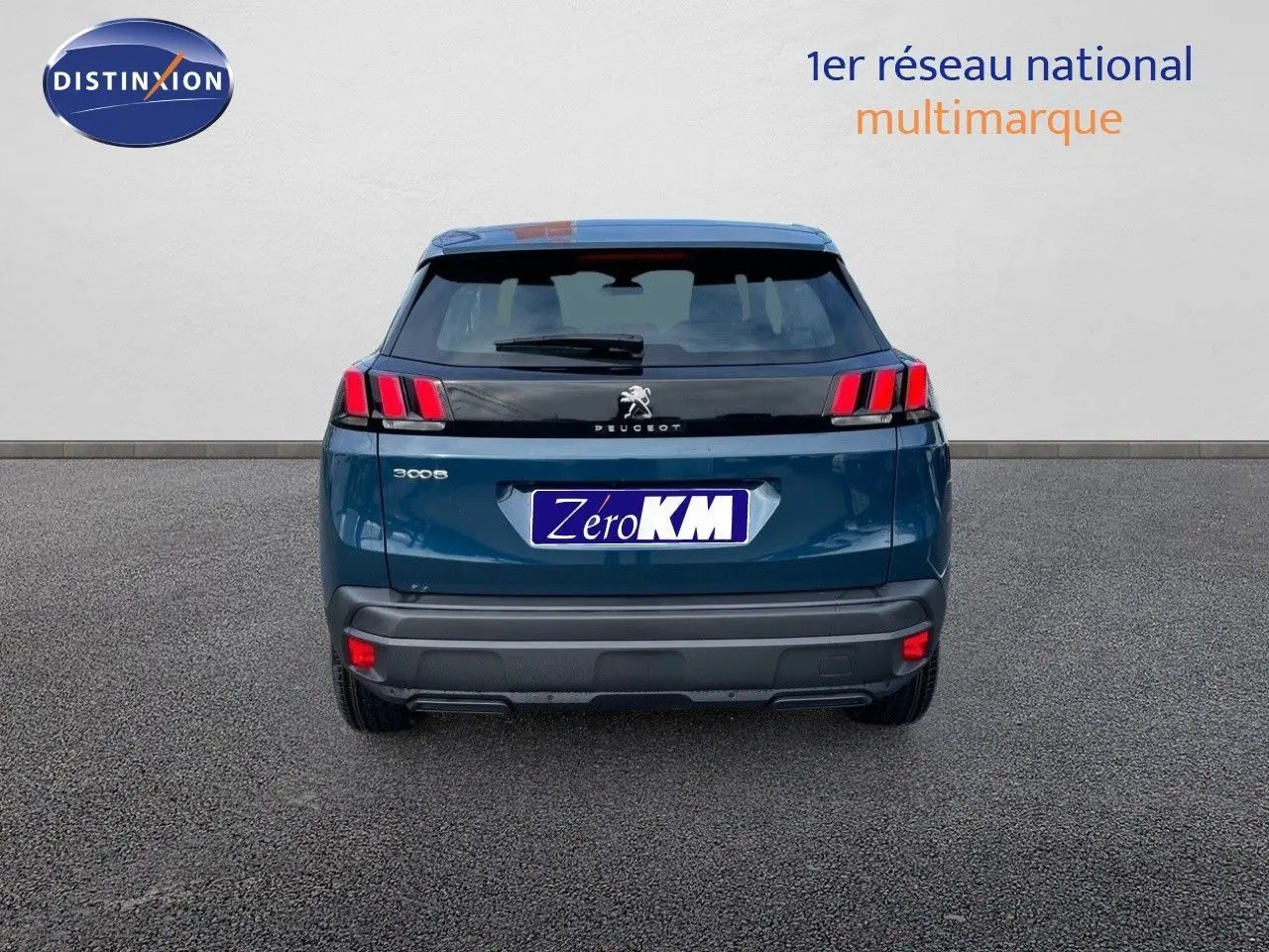 Vue arrière d'un Peugeot 3008 bleu Célèbes Métal 2023 avec feux arrière à griffes caractéristiques et plaque Zéro KM.