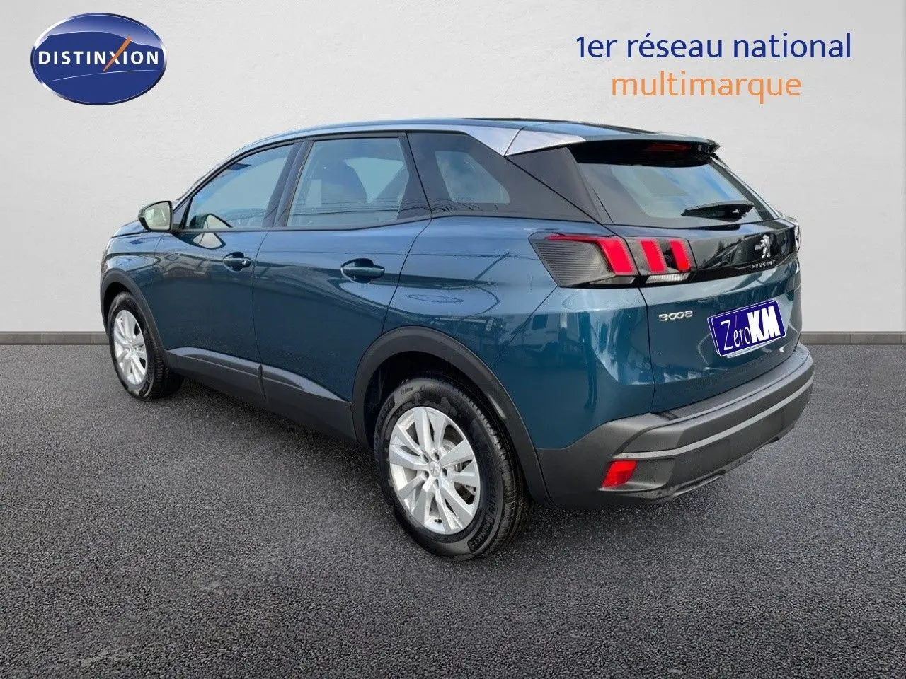 Peugeot 3008 bleu Célèbes métal en 3/4 arrière droit, mettant en valeur ses feux arrière à LED et jantes argentées.