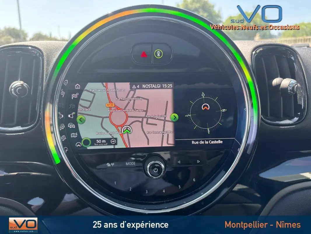 Écran tactile central avec GPS et boussole dans le tableau de bord d'une MINI Countryman gris clair, vue intérieure frontale.