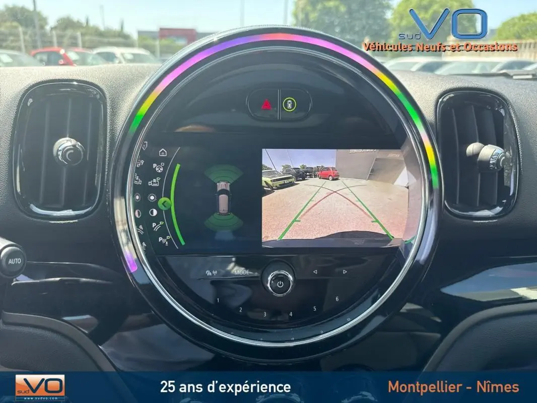 Écran tactile central affichant la caméra de recul dans l'habitacle d'une MINI Countryman gris clair 2021.