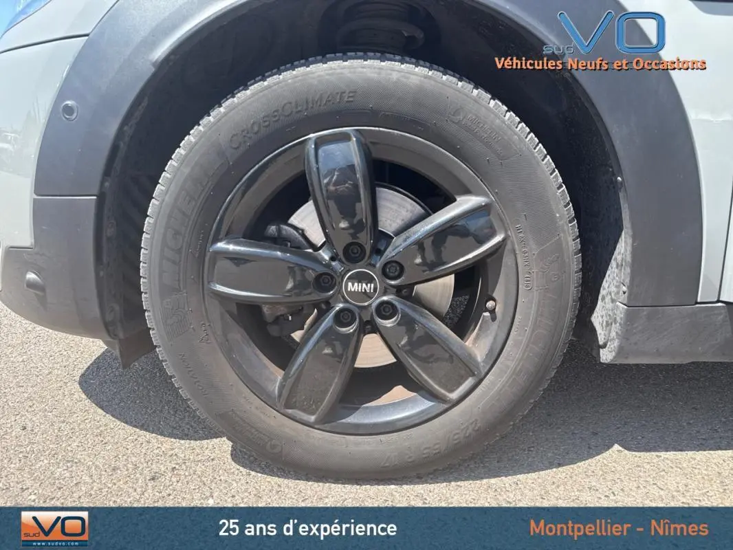 Gros plan sur la jante alliage noire 17 pouces du côté avant droit d'une MINI Countryman gris clair F60 LCI 2021.