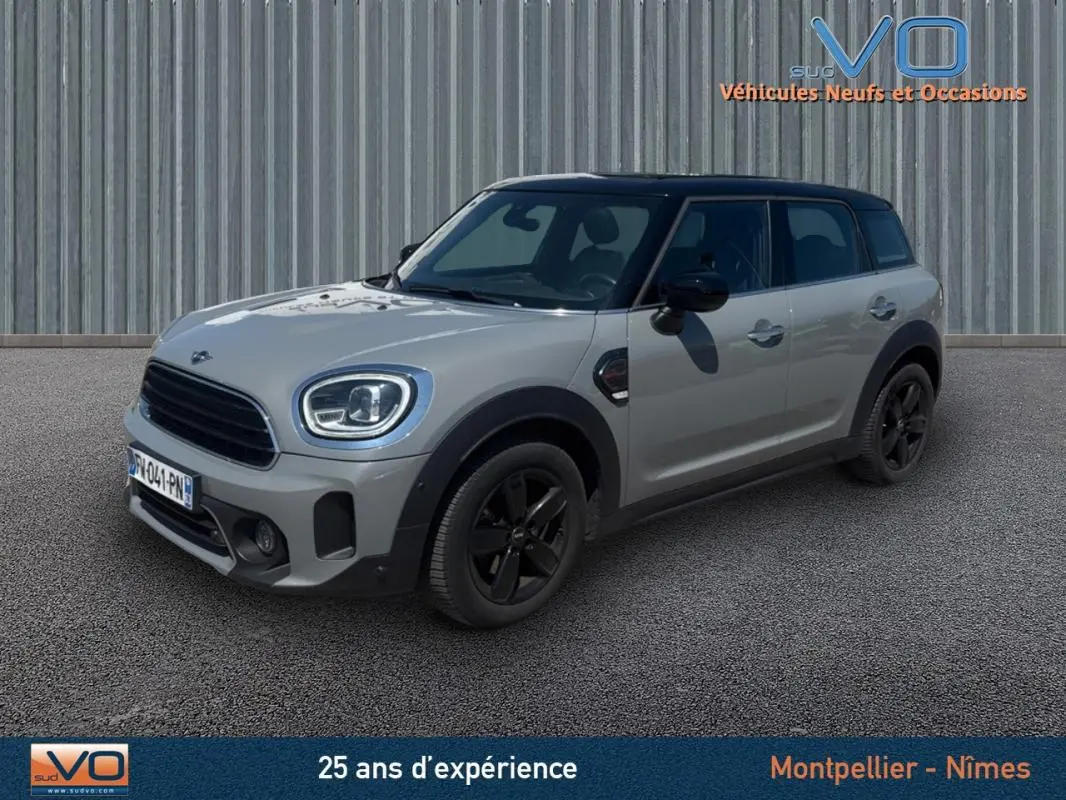 MINI Countryman gris clair vue 3/4 avant droit avec toit noir et jantes alliage noires de 17 pouces