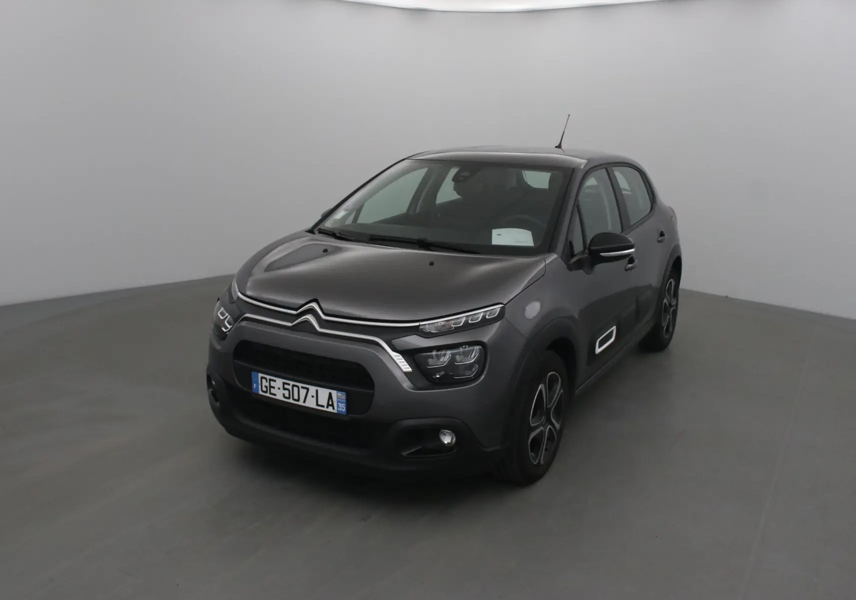 Citroën C3 gris platinium vue 3/4 avant droit, avec signature lumineuse LED et jantes spécifiques.