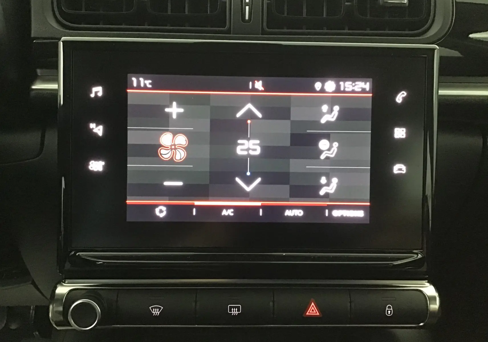 Vue rapprochée de l'écran tactile central du tableau de bord d'une Citroën C3 2022, affichant la climatisation à 25°C.