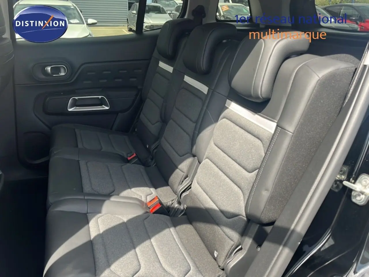 Vue intérieure côté gauche des sièges arrière en tissu gris et cuir noir du Citroën C5 Aircross 2025 noir métal.
