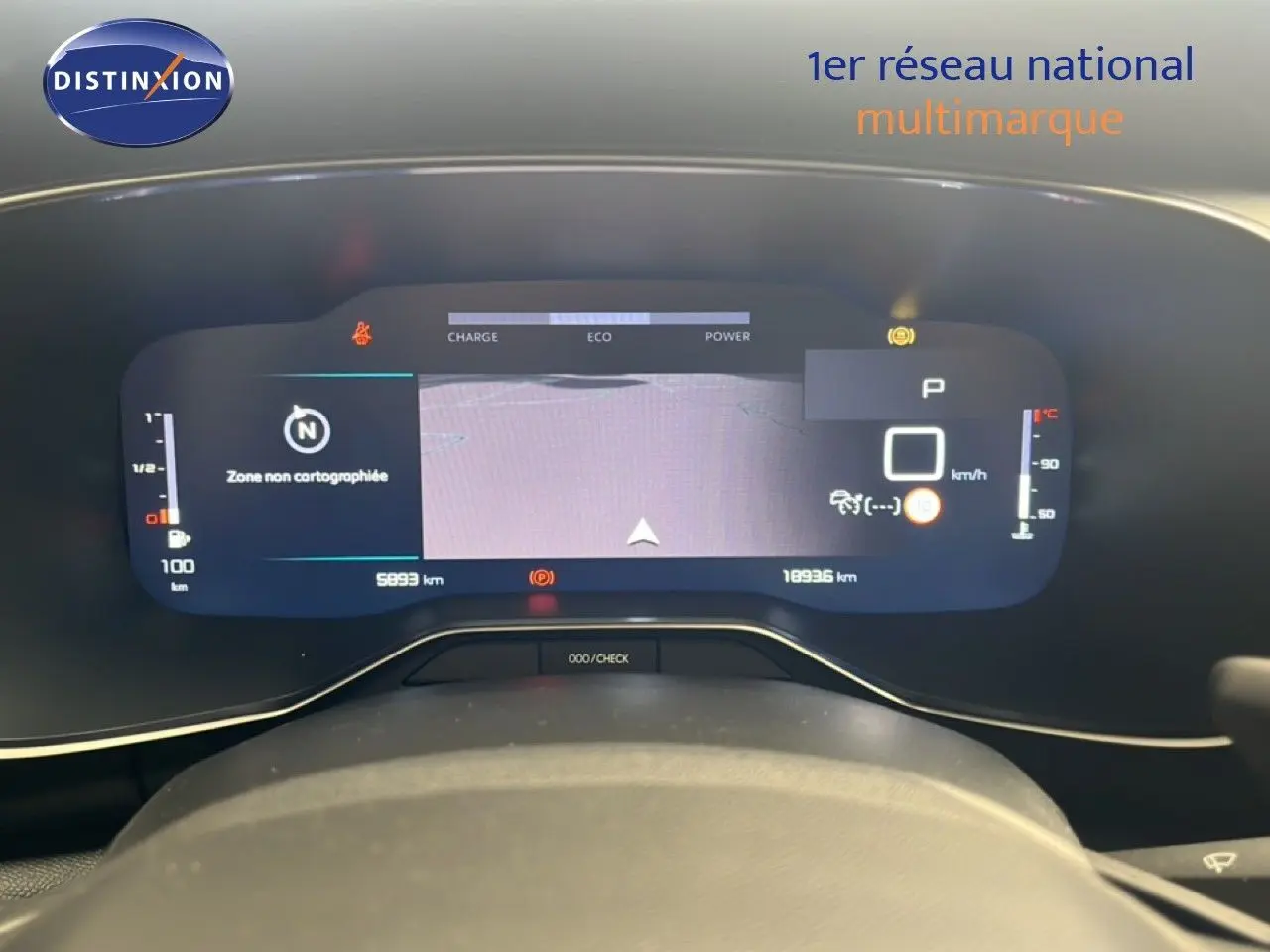 Tableau de bord numérique du Citroën C5 Aircross noir métal, affichant la navigation et les indicateurs de conduite.