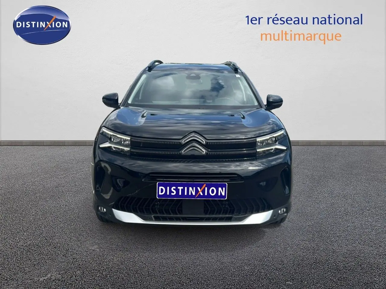 Vue frontale d'un Citroën C5 Aircross 1.2 hybride noir métal avec calandre distinctive et phares LED fins.
