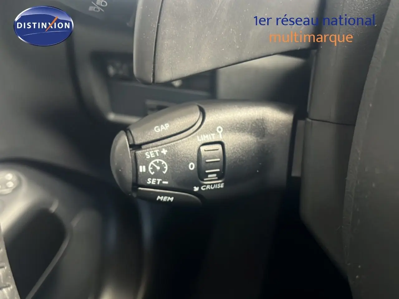 Gros plan sur la commande de régulateur de vitesse du Citroën C5 Aircross noir métal, côté gauche du volant.