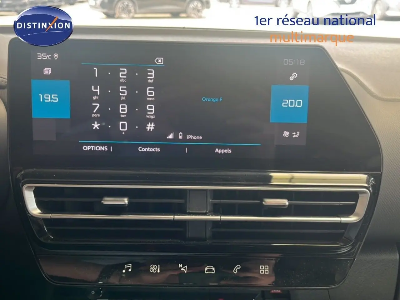 Écran tactile central du tableau de bord du Citroën C5 Aircross noir métal, affichant un clavier téléphonique et la climatisation.