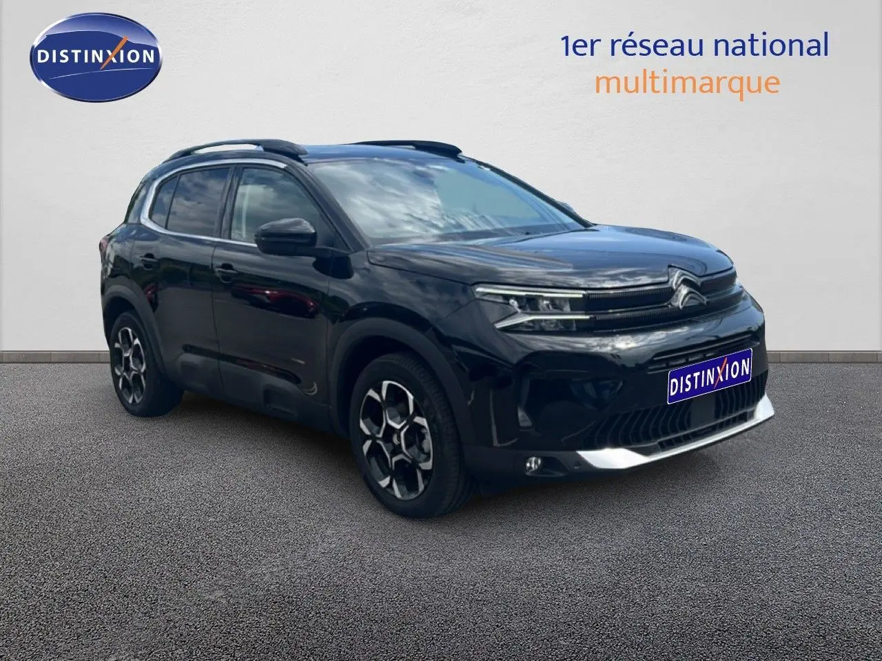 SUV Citroën C5 Aircross noir métal en 3/4 avant droit avec jantes bi-ton et calandre distinctive.
