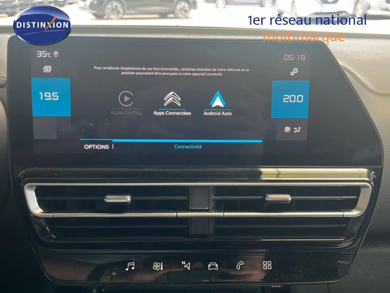 Écran tactile central de la Citroën C5 Aircross noir métal 2025 affichant Apple CarPlay et Android Auto.