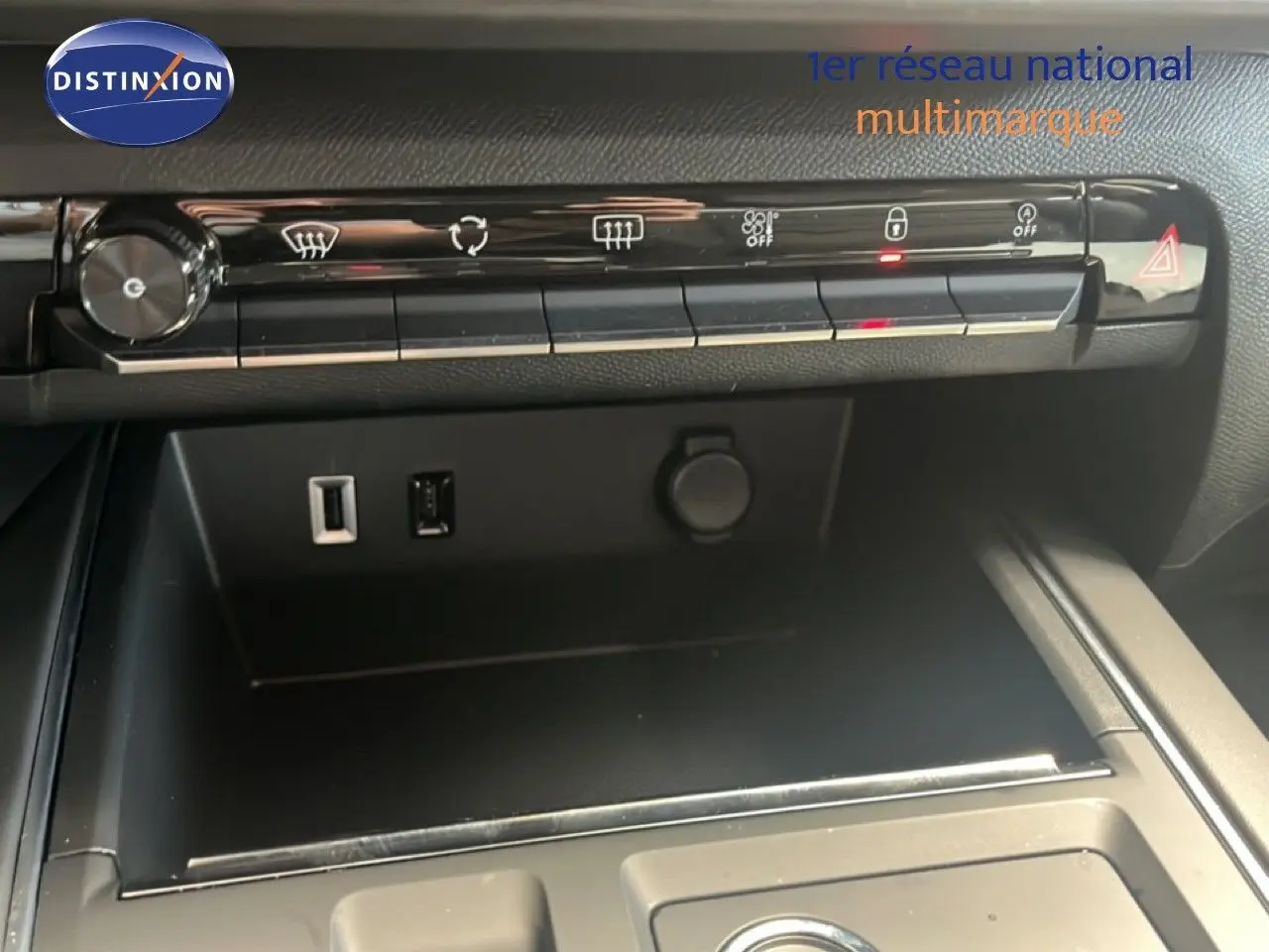 Détail de la console centrale du Citroën C5 Aircross 2025, montrant les commandes de climatisation et ports USB, finition noire.