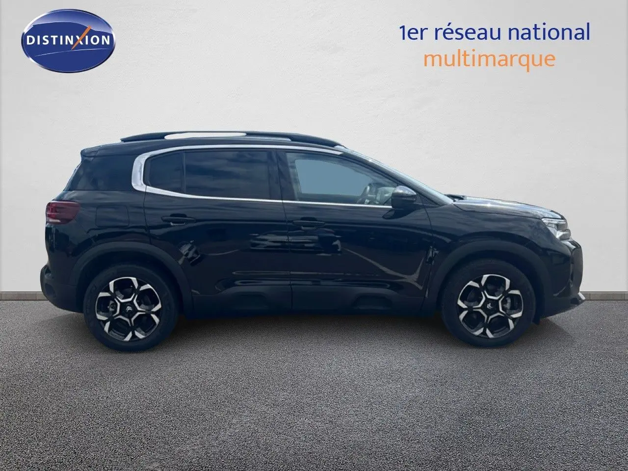 Profil côté gauche du Citroën C5 Aircross 2025 noir métal, hybride essence, avec jantes distinctives et toit panoramique.