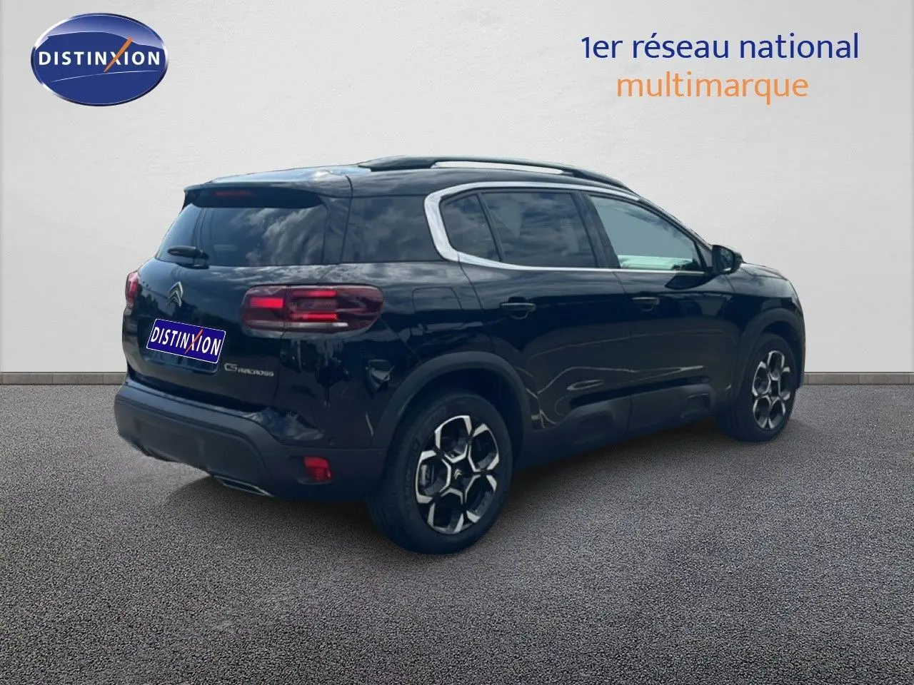 SUV Citroën C5 Aircross noir métal en 3/4 arrière droit, avec jantes distinctives et vitres teintées.