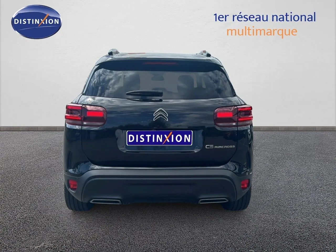 Vue arrière d'un Citroën C5 Aircross noir métal 2025 avec feux rouges allumés et logo distinctif visible.