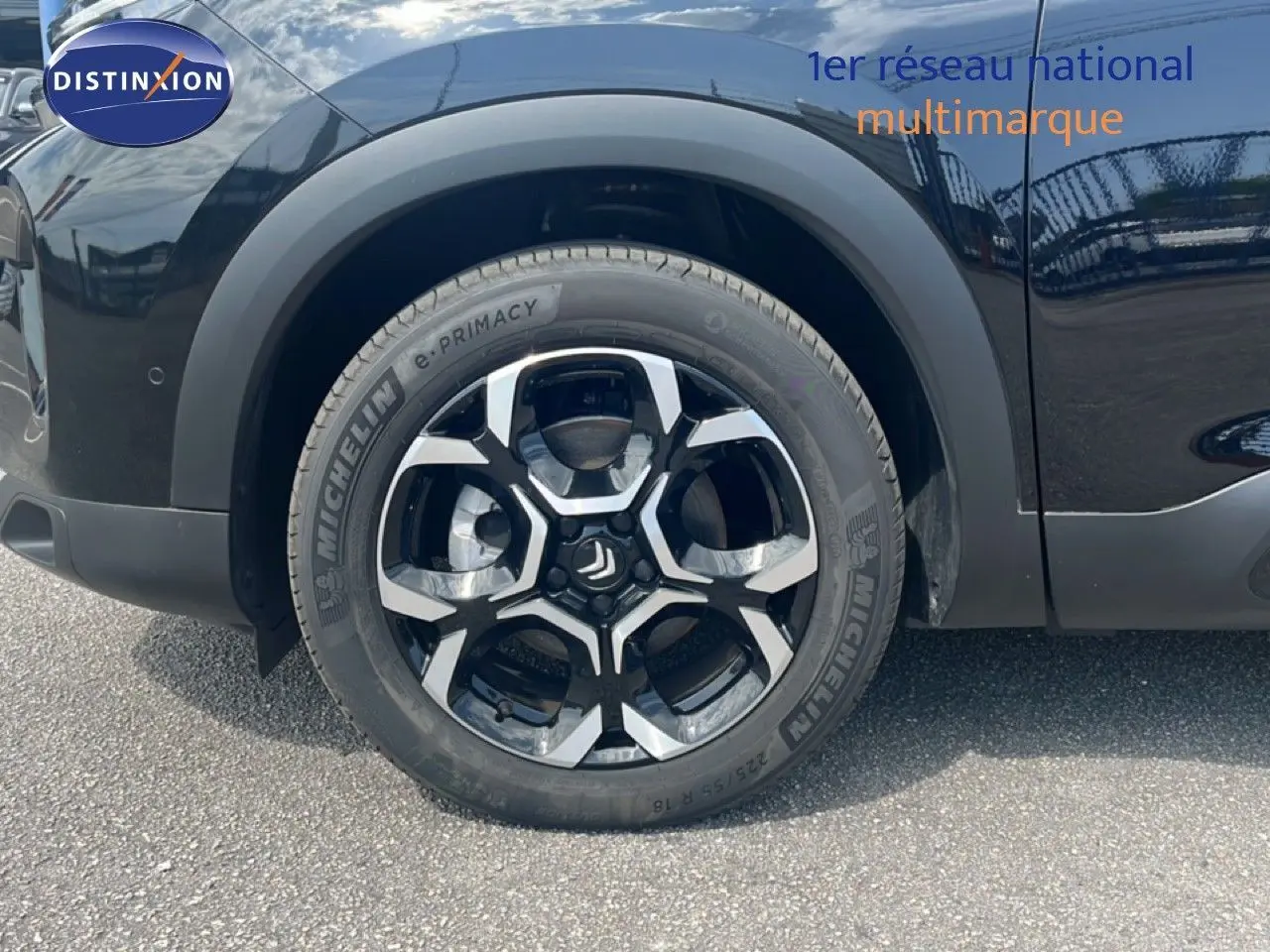 Gros plan sur la roue avant droite du Citroën C5 Aircross noir métal, avec jante alliage bicolore et pneu Michelin.
