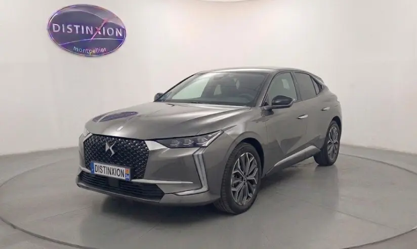 DS4 Hybride E-Tense 225 gris en 3/4 avant droit, avec calandre distinctive et jantes alliage stylisées.