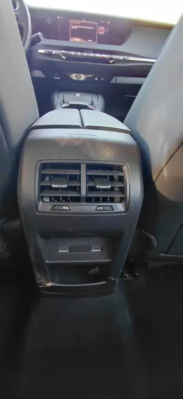 Vue intérieure arrière du DS4 Hybride E-Tense 225 Bastille 2024, montrant la console centrale avec aérateurs et ports USB.