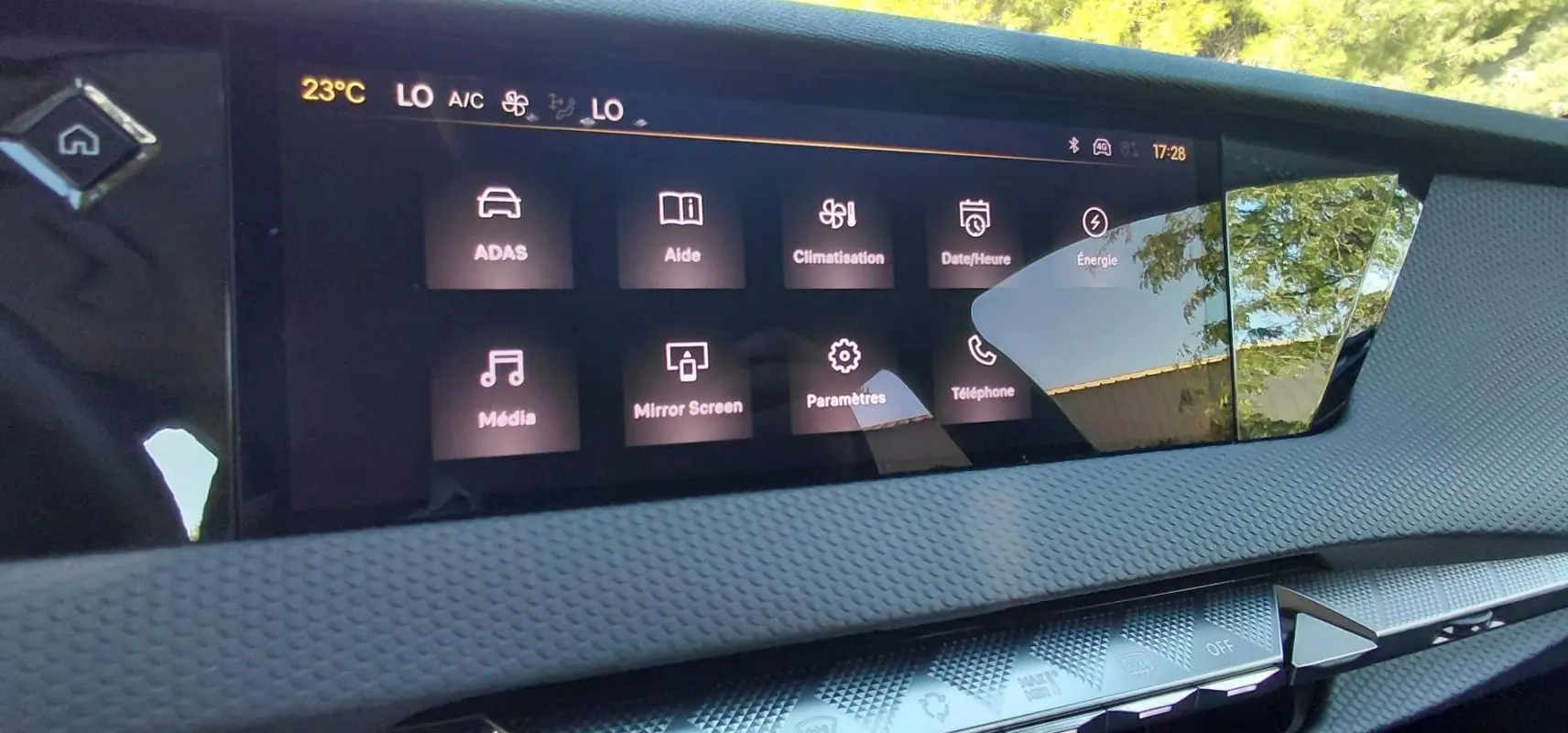 Écran tactile central du tableau de bord du DS4 Hybride E-Tense 225 gris, affichant les menus de réglages et climatisation.