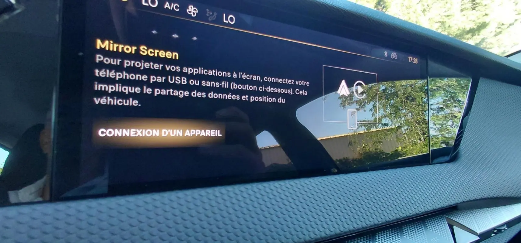 Écran tactile intérieur du DS4 Hybride E-Tense 225 Bastille 2024, affichant la fonction Mirror Screen.