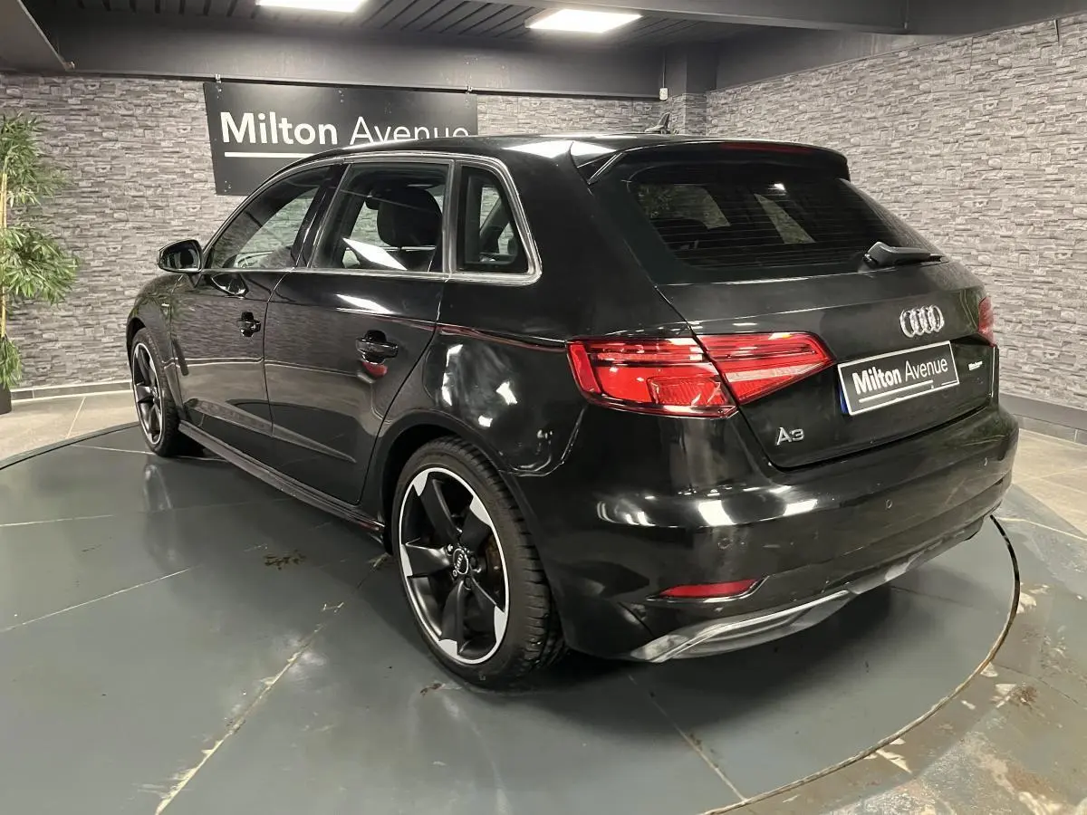 Audi A3 1.4 TFSI e-tron S line noire vue 3/4 arrière droit avec jantes noires brillantes 18 pouces