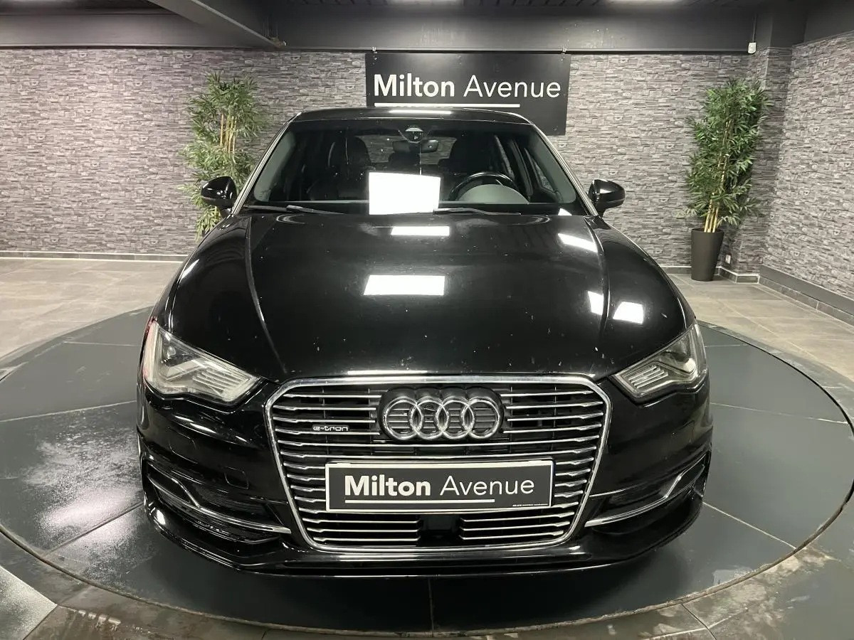 Vue de face d'une Audi A3 1.4 TFSI e-tron S line noire avec calandre Singleframe chromée et logo e-tron visible.
