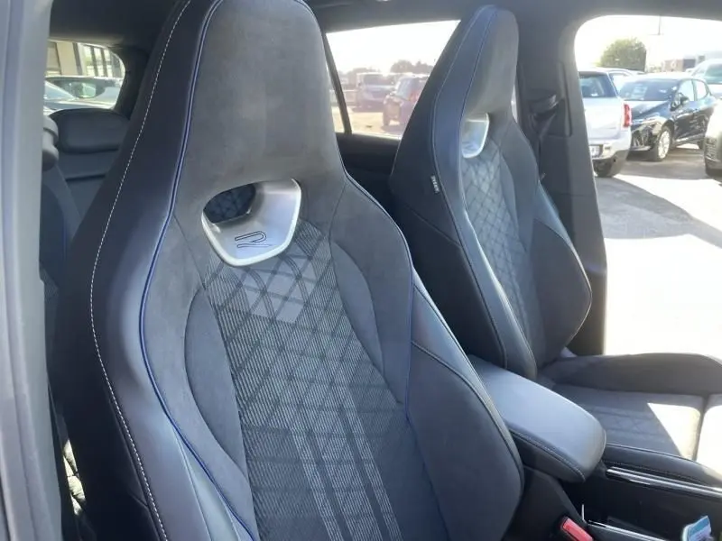 Vue intérieure rapprochée des sièges avant en cuir et alcantara gris foncé du Volkswagen Tiguan 1.5 eHybrid R-line 2025.