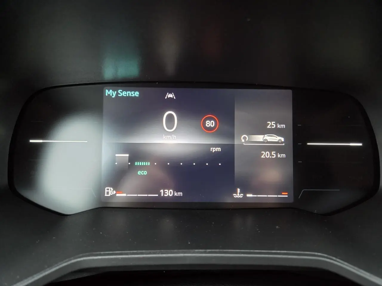 Affichage numérique du tableau de bord de la Renault Clio 2025 en mode My Sense, indiquant vitesse, autonomie et mode éco.