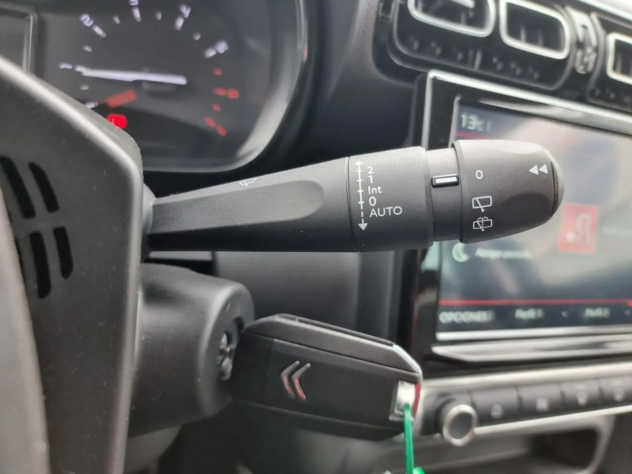 Gros plan sur la commande d’essuie-glace côté droit du tableau de bord du Citroën C3 Aircross gris Artence.