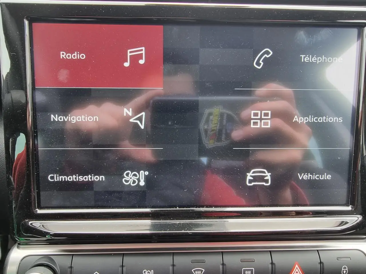 Écran tactile 9 pouces de la Citroën C3 Aircross gris Artence affichant les options radio, navigation et climatisation.