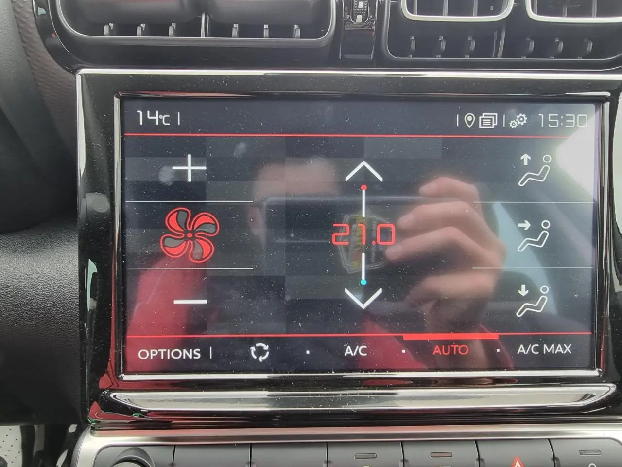 Écran tactile central de la Citroën C3 Aircross gris Artence montrant la climatisation à 21°C en mode automatique.