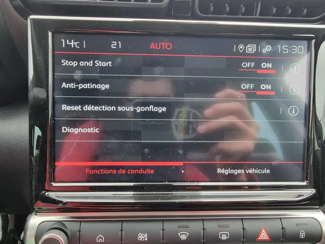 Écran tactile central du tableau de bord du Citroën C3 Aircross Phase 2 affichant les réglages de conduite.
