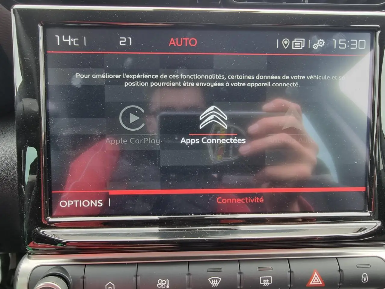 Écran tactile central du Citroën C3 Aircross 2022 affichant les options de connectivité avec interface Apple CarPlay.